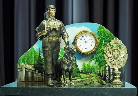 В подарок: Часы «Застава» с пограничником, собакой и гербом