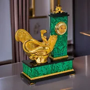 Подарочные часы «Искушение» из малахита с бронзовой фигурой — фотография 1