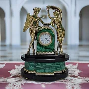 Каминные часы «Амур и Психея» из малахита — необычный подарок — фотография 1