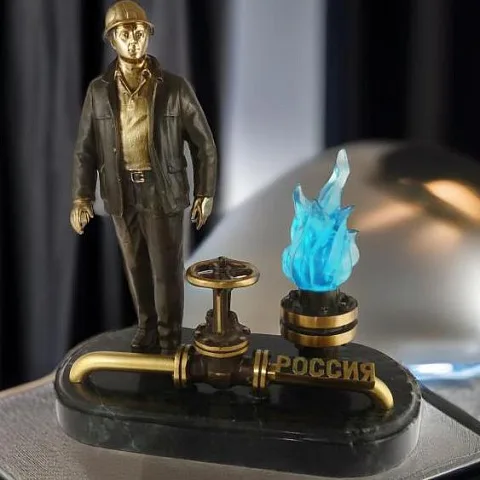 Подарочный бронзовый сувенир «Работник российской газовой промышленности» со змеевиком
