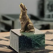 Бронзовая статуэтка «Воющий волк» на змеевике — красивый подарок — фотография 1