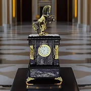 Подарочные каминные часы «Конь» из чароита и долерита — фотография 1