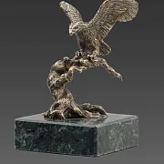 На память: Статуэтка «Орел на коряге» на змеевике — фотография 2