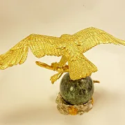 Сувенир «Орел на шаре» с позолотой — необычный подарок — фотография 4