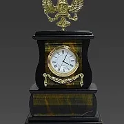 Настольные часы «Герб» из тигрового глаза и долерита в подарок — фотография 3