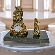 Часы «Филин» на пне с подставкой в подарок — фотография 1