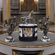 Подарочные каминные часы «Конь» с канделябрами — фотография 1